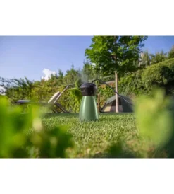 Stocker Attrezzatura Giardinaggio|Kit geyser nebulizzatore antizanzare a batteria 2l 2,5 bar 3,6v 2,5ah con tubo diffusore da 10 m e disabituante florifens 100 ml