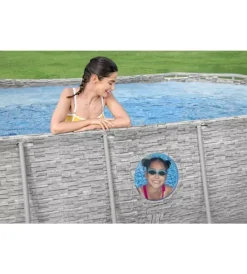 Piscina fuori terra con struttura ovale
