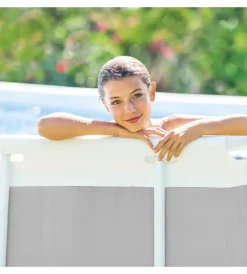 Piscina fuori terra con struttura rettangolare
