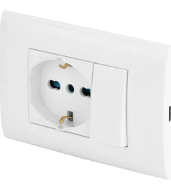 New Placca premontata con presa pluristandard poly pool 10-16 a Serie Civili