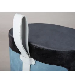 Poltrone E Pouf|Pouf nero e azzurro con maniglia in ecopelle, 38x32,5x43 cm