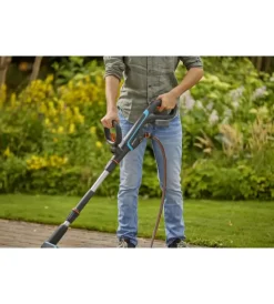Gardena Attrezzatura Giardinaggio|Spazzola multifunzione a batteria 