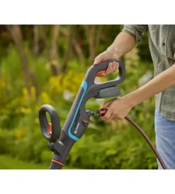 Gardena Attrezzatura Giardinaggio|Spazzola multifunzione a batteria 