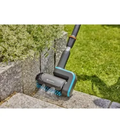 Gardena Attrezzatura Giardinaggio|Spazzola multifunzione a batteria 